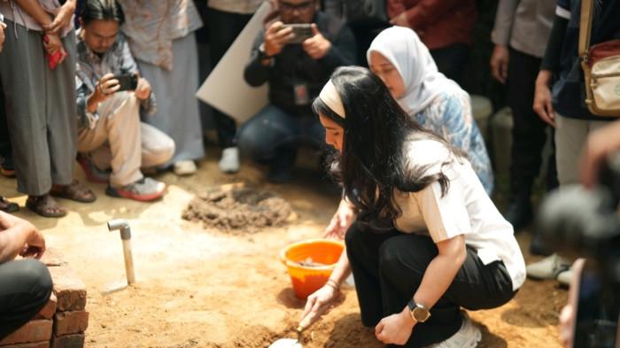 PELETAKAN BATU PERTAMA - Wakil Menteri Kependudukan dan Pembangunan Keluarga/BKKBN Ratu Ayu Isyana Bagoes Oka melakukan peletakan batu bata dalam pembangunan jamban di Desa Sejahtera Astra Gedepangrango, Kabupaten Sukabumi, Jawa Barat, Jumat (9/10/2026). Pembangunan jamban ini merupakan bagian dari upaya mendukung peningkatan kualitas sanitasi dan kesehatan masyarakat sebagai salah satu langkah pencegahan stunting.