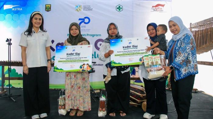 SERAHKAN BANTUAN - Wakil Menteri Kependudukan dan Pembangunan Keluarga/BKKBN Ratu Ayu Isyana Bagoes Oka Bersama dengan Head of Environment & Social Responsibility Astra Diah Suran Febrianti menyerahkan bantuan intervensi gizi melalui program Gerakan Orang Tua Asuh Cegah Stunting (GENTING) kepada penerima manfaat di Desa Sejahtera Astra Gedepangrango, Kabupaten Sukabumi, Jawa Barat, Jumat (9/10/2026). Program ini merupakan bagian dari upaya mendukung pemenuhan kebutuhan gizi ibu dan anak guna mencegah stunting.