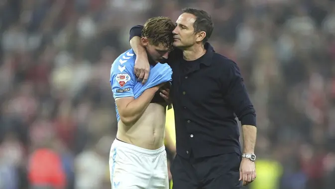 Foto: Kebobolan di Menit-Menit Akhir, Skuad Asuhan Frank Lampard Gagal Promosi ke Liga Inggris Pelatih Coventry City, Frank Lampard memeluk pemainnya Jack Rudoni setelah timnya kalah dari Sunderland dalam laga leg 2 babak semifinal play off Championship di Stadium of Light, Sunderland, Inggris, Selasa (13/05/2025) waktu setempat. (AP Photo/PA/Owen Humphreys)