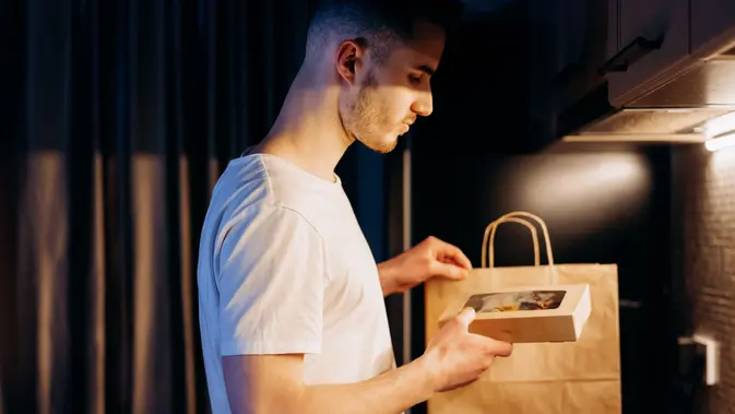 Biasakan Membaca Label Nutrisi Sebelum Membeli Makanan Memeriksa kandungan serat pada kemasan dapat membantu memilih makanan yang lebih mendukung pola makan sehat. (Foto/Dok: Pexels)