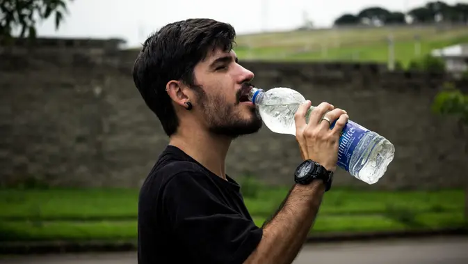 Imbangi Serat dengan Minum Air yang Cukup Tak hanya memperhatikan makanan berserat, memenuhi kebutuhan cairan juga menjadi kunci agar tubuh tetap sehat dan terhidrasi. (Foto/Dok: Pexels)