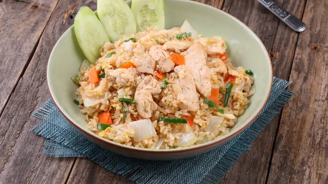 Dua Menu Rumahan Sederhana untuk Makan Siang dan Malam Bosan dengan menu yang itu-itu saja? Nasi goreng sayur dan tumis tahu kecap bisa menjadi pilihan makan hemat dengan rasa yang tetap menggugah selera. (Foto/Dok: Pexels)
