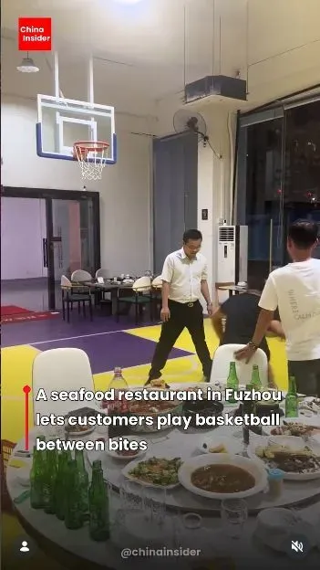 Unik! Di Restoran Seafood Ini Bisa Main Basket Sambil Makan