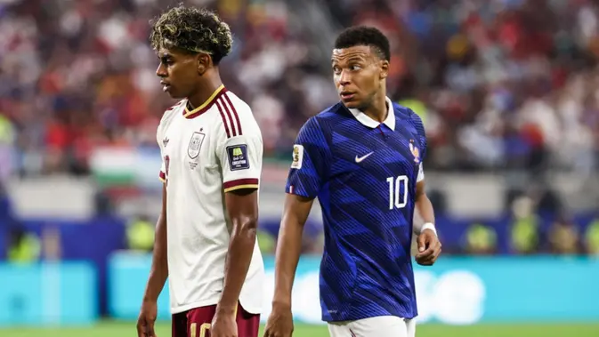 Penyerang Timnas Prancis nomor 10, Kylian Mbappe (kanan), bereaksi melewati penyerang Spanyol nomor 19, Lamine Yamal, selama pertandingan semifinal Piala Dunia 2026 antara Prancis dan Spanyol di Stadion Dallas di Arlington pada 15 Juli 2026. (FRANCK FIFE/AFP)