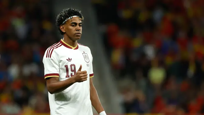 Laga uji coba antara Timnas Spanyol kontra Mesir di RCDE Stadium, Barcelona, Rabu (01/04/2026) dini hari WIB, tercoreng aksi oknum suporter yang tidak terpuji. Lamine Yamal, mengecam keras nyanyian rasis dan Islamofobia yang menggema dalam laga uji coba tersebut. (AP/Joan Monfort)