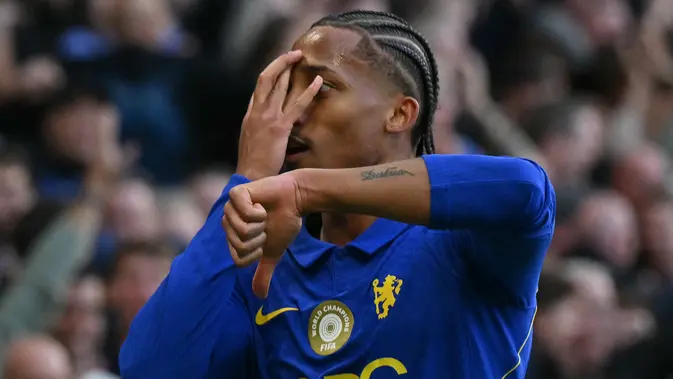 Penyerang Chelsea asal Brasil, Joao Pedro, merayakan gol keempat timnya dalam pertandingan Liga Inggris antara Chelsea dan Bournemouth di Stamford Bridge, London, pada 10 Oktober 2026. (Glyn KIRK / AFP)