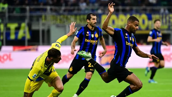 Inter Milan Vs Parma Gelandang Inter Milan, Andy Diouf (kanan), melompat saat berebut bola dengan bek Parma asal Argentina, Franco Carboni (kiri), dalam pertandingan Serie A Italia antara Inter Milan dan Parma di Stadion San Siro, Milan, Sabtu (10/10/2026). (Piero Cruciatti/AFP)