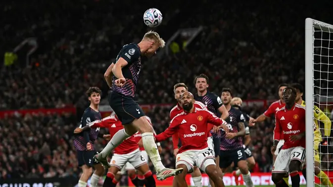 Manchester United Vs Tottenham Hotspur Bek Tottenham Hotspur asal Belanda, Jan Paul van Hecke (nomor punggung 6), memenangi duel udara dalam pertandingan Liga Inggris kontra Manchester United di Stadion Old Trafford, Manchester, Sabtu (10/10/2026). (Paul Ellis/AFP)