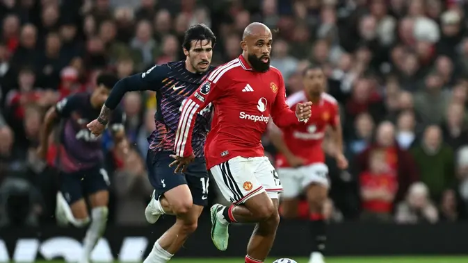 Gelandang Manchester United , Bryan Mbeumo Gelandang Manchester United , Bryan Mbeumo (depan), berlari membawa bola dalam pertandingan Liga Inggris melawan Tottenham Hotspur di Stadion Old Trafford, Manchester, Sabtu (10/10/2026). (Paul Ellis/AFP)