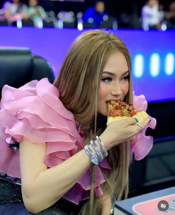 Inul D makan pizza