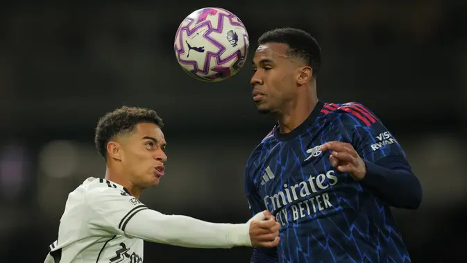 Josh King dari Fulham, kiri, dan Gabriel dari Arsenal berebut bola dalam pertandingan sepak bola Premier League antara Arsenal dan Fulham di London, Sabtu, 18 Oktober 2025. (Foto AP/Kin Cheung)