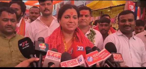 माजी IAS दिव्या मित्तल यांनी विंध्याचल धाम येथे दर्शन आणि पूजा केली, मिर्झापूरशी आत्म्याचे नाते सांगितले.