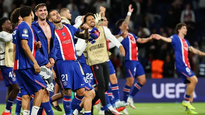 Gelandang asal Spanyol milik Paris Saint-Germain, Fabian Ruiz (tengah), merayakan kemenangan bersama rekan-rekan setimnya usai pertandingan Liga Champions UEFA (fase liga, pekan pertama) antara Paris Saint-Germain (PSG) dan Slovan Bratislava di Stadion Parc des Princes, Paris, pada 10 September 2026. Paris Saint-Germain (PSG) menang 6-1 atas Slovan Bratislava. (Anne-Christine POUJOULAT/AFP)