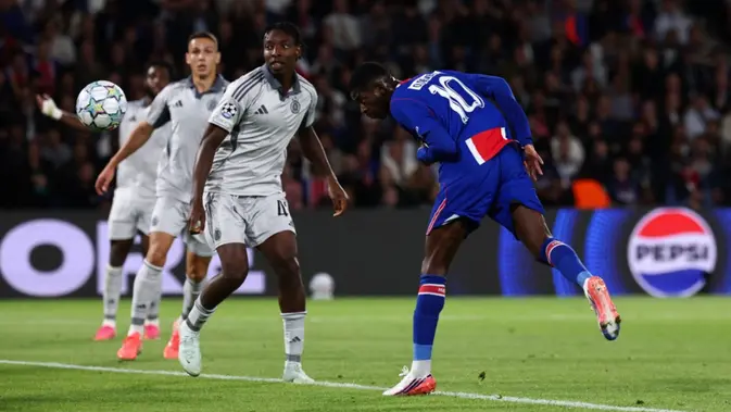 Penyerang asal Prancis bernomor punggung 10 milik Paris Saint-Germain, Ousmane Dembele (kiri), menyundul bola untuk mencetak gol kedua timnya dalam pertandingan sepak bola Liga Champions UEFA (fase liga, pekan pertama) antara Paris Saint-Germain (PSG) dan Slovan Bratislava di Stadion Parc des Princes, Paris, pada 10 September 2026. (FRANCK FIFE/AFP)