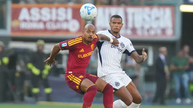 Donyel Malen mencoba mempertahankan bola dari kejaran Manuel Akanji di laga AS Roma vs Inter Milan, Minggu (20/9/2026) (AP Photo/Gregorio Borgia)