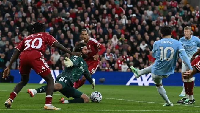 Gelandang asal Prancis milik Manchester City, Rayan Cherki (nomor punggung 10), melepaskan tembakan yang mencetak gol ketiga timnya dalam pertandingan Liga Inggris antara Liverpool dan Manchester City di Anfield, Liverpool, Inggris barat laut, pada 11 Oktober 2026. (Paul ELLIS/AFP)
