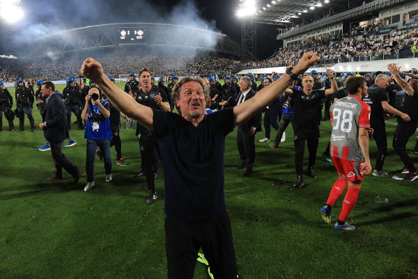 LA SPEZIA, ITALY - JUNE 1: Giovanni Stroppa manager of US Cremonese celebrates their victory after the Serie B match between Spezia Calcio and US Cremonese Serie B Play-off Final at Stadio Alberto Picco on June 1, 2025 in La Spezia, Italy. (Photo by Gabriele Maltinti/Getty Images)