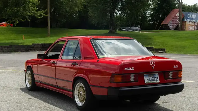 Bagian belakang Mercedes-Benz 190E 2.3 Callaway yang tetap mempertahankan nuansa orisinal klasik lengkap dengan lencana khas 190E.