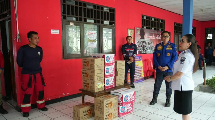 PEMKAB MINAHASA - Wakil Bupati Minahasa Vanda Sarundajang berikan bantuan untuk personil y7y7879