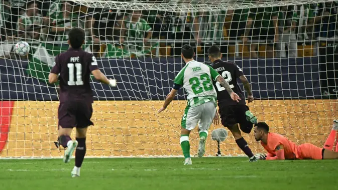 Real Betis Vs FC Porto Penyerang asal Kolombia milik Real Betis, #09 Juan Hernandez (tidak terlihat), mencetak gol kedua bagi timnya dengan mengungguli kiper FC Porto asal Portugal, #99 Diogo Costa, dalam pertandingan Liga Champions UEFA putaran pertama hari kedua antara Real Betis dan FC Porto di Stadion Benito Villamarin, Sevilla, pada 15 Oktober 2026. (Javier SORIANO / AFP)
