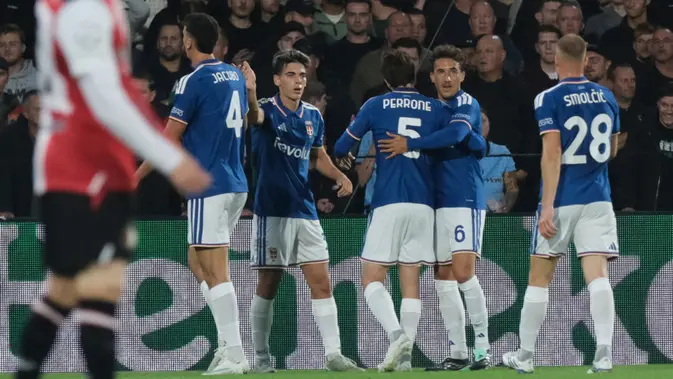 Como Para pemain Como bereaksi setelah gol pertama dalam pertandingan Liga Champions UEFA antara Feyenoord dan Como di Rotterdam, Belanda, Rabu, 14 Oktober 2026. (Foto AP/Patrick Post)