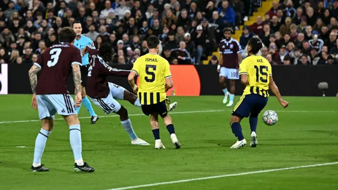 Aston Villa Vs Fenerbahce Gelandang Aston Villa Swiss #44 Johan Manzambi mencetak gol pertama tim selama Liga Champions UEFA, pertandingan League Phase antara Aston Villa dan Fenerbahce di Villa Park di Birmingham, Inggris tengah pada 15 Oktober 2026. (Paul ELLIS/AFP)