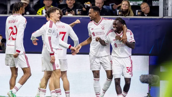 Liverpool Bek asal Belanda yang bermain untuk Liverpool, #30 Jeremie Frimpong, merayakan gol keempat (0-4) bersama rekan-rekan setimnya—termasuk gelandang asal Belanda #38 Ryan Gravenberch, gelandang asal Jerman #07 Florian Wirtz, dan gelandang asal Prancis #29 Bradley Barcola—dalam pertandingan Liga Champions UEFA antara LASK dan Liverpool FC di Linz, Austria, pada 14 Oktober 2026. (Branislav Racko/AFP)