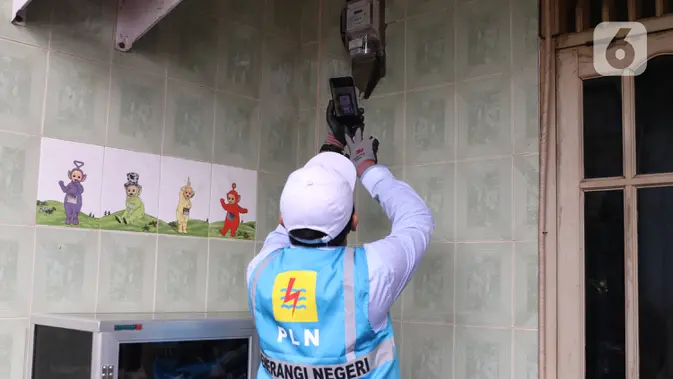 PLN Cek Langsung Meteran Rumah Warga Petugas PLN melakukan pencatatan meteran listrik di rumah warga kawasan Kebayoran Baru, Jakarta. (Liputan6.com/Angga Yuniar)