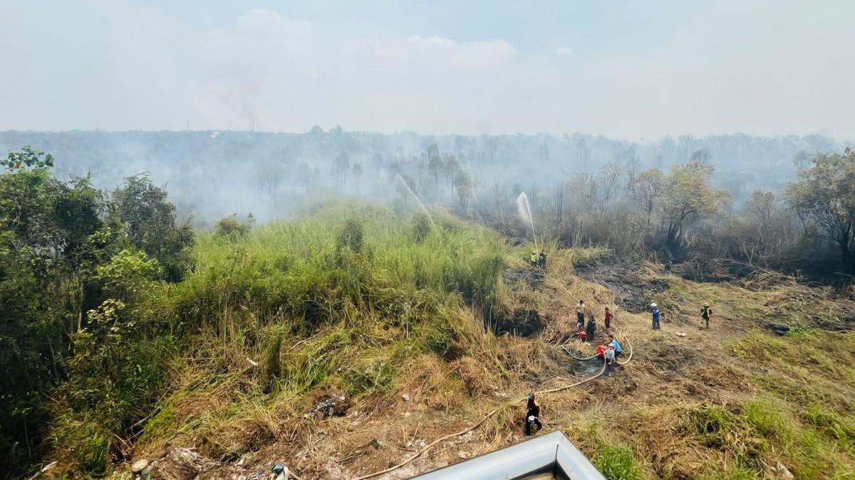 KARHUTLA - Karhutla sempat mendekati Kampus Uniska di Handil Bakti, Kabupaten Barito Kuala, Kalsel, Rabu (7/10/2026)
