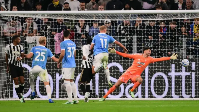 Bek Lazio asal Denmark, Oliver Provstgaard (nomor punggung 25, kedua dari kiri), mencetak gol pertama bagi timnya dalam pertandingan Serie A Italia antara Juventus dan Lazio di Allianz Stadium, Turin, pada 19 Oktober 2026. (Marco Bertorello/AFP)
