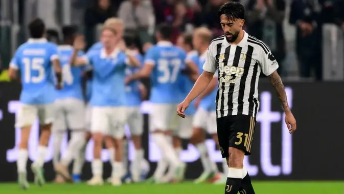 Penyerang Juventus asal Argentina, Nico Gonzalez (nomor punggung 31), bereaksi saat para pemain Lazio merayakan gol pertama tim mereka dalam pertandingan Serie A Italia antara Juventus dan Lazio di Allianz Stadium, Turin, pada 19 Oktober 2026. (Marco Bertorello/AFP)