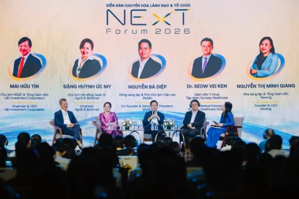 Business leaders discuss technology adoption and organizational change at The Next Forum on Oct. 15, 2026. Photo courtesy of MoMo