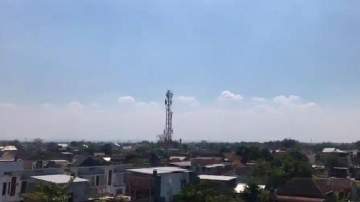 CERAH BERAWAN - Foto Cuaca cerah berawan di kawasan kantor Tribun Network, Klodran, Colomadu, Karanganyar, Jawa Tengah. Cuaca Surabaya hari ini, Jumat (2/10/2026), diprediksi bakal cerah berawan.