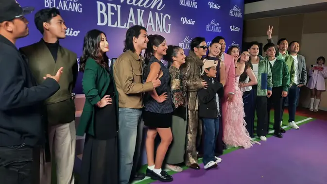Daftar pemeran dan jadwal tayang series Main Belakang. (Liputan6.com/Qorry Layla Aprianti)