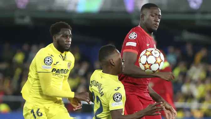 Bek Villarreal Pervis Estupinan (tengah) berebut bola dengan bek Liverpool Ibrahima Konate pada leg kedua semifinal Liga Champions di Estadio de la Ceramica atau El Madrigal, Rabu (4/5/2022) dini hari WIB. Liverpool lolos ke final usai hampir kena comeback sebelum menang 3-2. (AP Photo/Alberto Saiz)