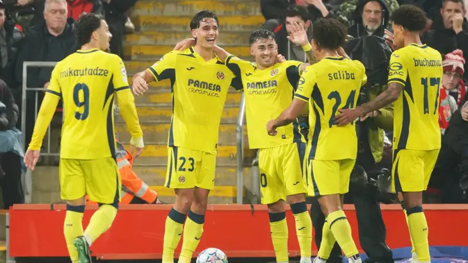Villarreal Pemain Villarreal, Sergi Cardona (kedua dari kiri), merayakan bersama rekan-rekan setimnya setelah mencetak gol kedua bagi timnya dalam pertandingan fase pembuka Liga Champions antara Liverpool dan Villarreal di Liverpool, Inggris, Rabu (21-10-2026) dini hari WIB. (Foto AP/Ian Hodgson)