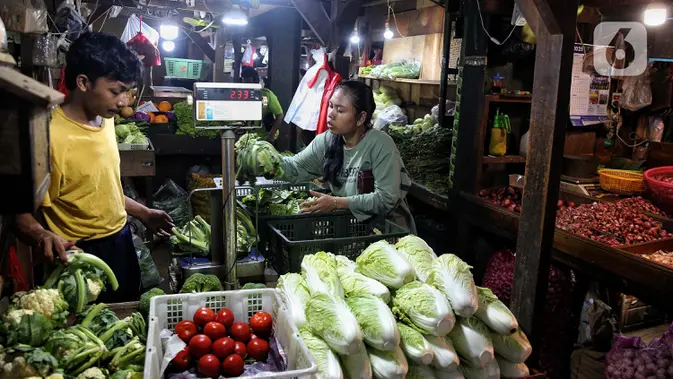 Jaga Inflasi, Bank Indonesia Komitmen Perkuat Efektivitas Kebijakan Moneter. Warga berbelanja bahan kebutuhan pangan di Pasar Senen, Jakarta, Selasa (21/1/2025). (Liputan6.com/Angga Yuniar)