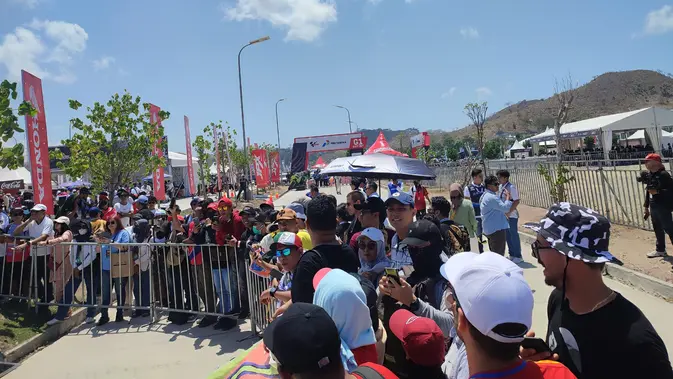 MotoGP Ratusan penonton terseleksi menunggu kedatangan para rider MotoGP. Para pembalap melakukan interaksi dengan para fan yang sudah menunggu di acara MotoGP Hero Walk, di Sirkuit Mandalika, Lombok, Minggu (29/9/2024). Mereka berinteraksi sebelum balapan.