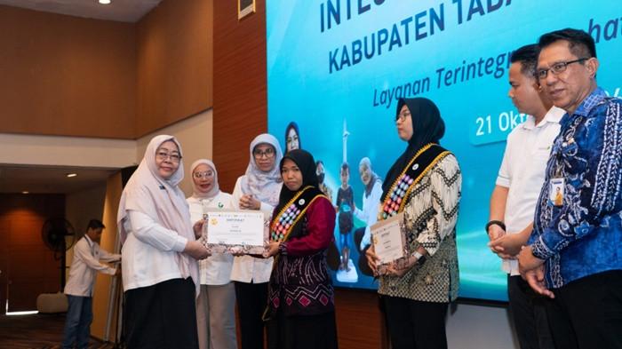 SERTIFIKAT KECAKAPAN- Sekda Tabalong Hj Hamida Munawarah serahkan sertifikat tanda kecakapan kader Rabu (21/10/2026) di Hotel Aston Tanjung.