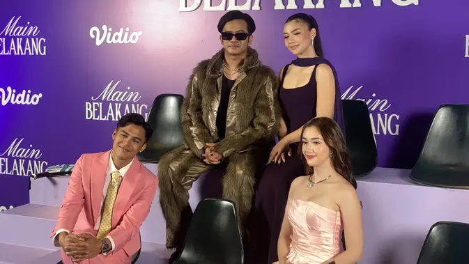 Kevin Ardilova, Angelina Gilsha, Cakrawala Airawan, dan Ranty Maria dalam konferensi pers Vidio Original Series Main Belakang yang dihelat di Jakarta, Selasa (20/10/2026). (Liputan6.com/Nola Vemiliana)
