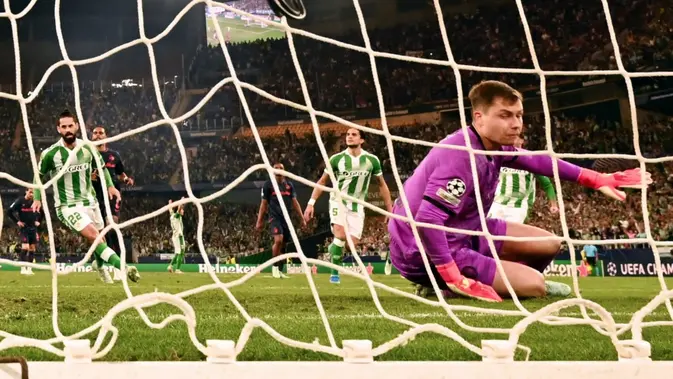 Real Betis Gelandang asal Spanyol yang bermain untuk Real Betis, Isco (kiri, nomor punggung 22), mencetak gol dalam pertandingan Liga Champions UEFA putaran pertama hari ke-3 antara Real Betis dan Feyenoord di Stadion La Cartuja, Sevilla, pada 22 Oktober 2026. (JORGE GUERRERO/AFP)