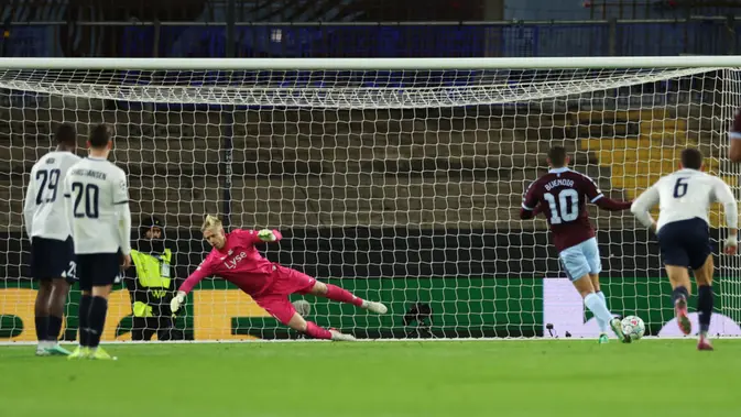 Aston Villa Vs Viking Emiliano Buendia dari Aston Villa, kedua dari kiri, mencetak gol kedua tim ini selama pertandingan sepak bola Liga Champions antara Aston Villa dan Viking FK di Birmingham, Inggris, Kamis (22-10-2026) dini hari WIB. (AP Photo/Morgan Harlow)