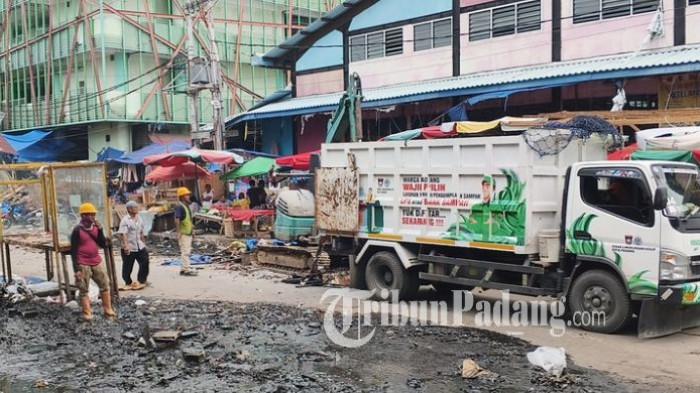 PENERTIBAN PASAR RAYA -Petugas Dinas Lingkungan Hidup (DLH) Kota Padang membersihkan sisa-sisa sampah dan lumpur di sepanjang Jalan Sandang Pangan, kawasan Pasar Raya Padang, Sumatera Barat (Sumbar). Pembersihan dilakukan setelah pembongkaran lapak pedagang kaki lima (PKL) di kawasan tersebut.