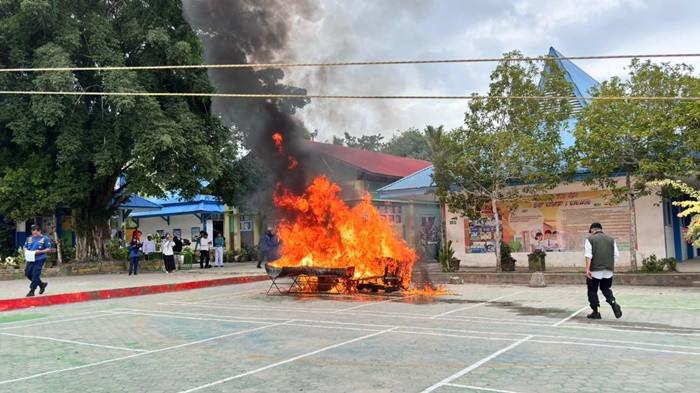 SPAB - Ratusan siswa SMPN 1 Nunukan mengikuti simulasi evakuasi gempa bumi dalam program Satuan Pendidikan Aman Bencana (SPAB) yang melibatkan 853 siswa dan 64 guru, Rabu (21/10/2026). (TribunKaltara.com/Fatimah Majid) 