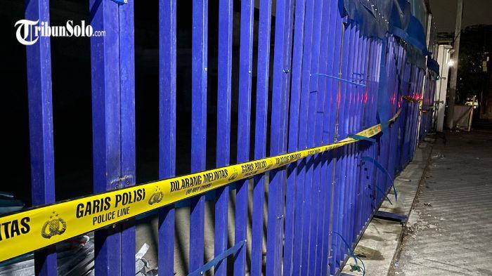 GARIS POLISI - Sebuah pabrik yang beralamat di jalan Indronoto Kelurahan Wirogunan, Kecamatan Kartosuro, Kabupaten Sukoharjo diberi garis polisi, Rabu (21/10/2026). Pabrik tersebut diduga menjadi lokasi produksi obat-obatan terlarang.