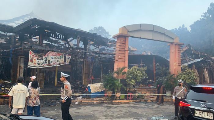 KEBAKARAN TAMAN PURING - Kondisi Pasar Taman Puring, Kebayoran Baru, Jakarta Selatan, Selasa (29/7/2025) pagi ini setelah kebakaran asap masih terlihat mengepul di udara.