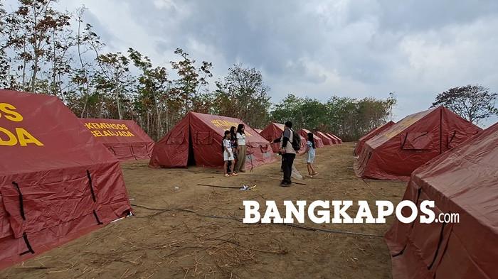 HUNIAN SEMENTARA -- Tenda hunian sementara yang telah didirikan oleh Pemerintah Kabupaten Bangka Selatan bagi korban kebakaran di Dusun Serdang, Desa Jelutung II, Senin (19/10/2026). Sebanyak 70 hunian sementara kini telah ditempati oleh warga.