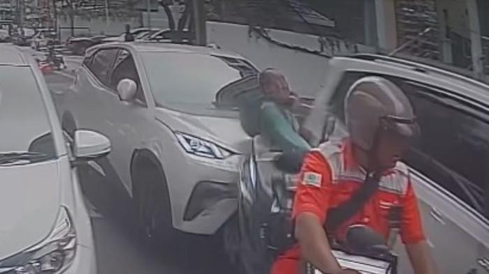 Pengemudi ojek online (ojol) dilarikan ke rumah sakit setelah dilindas mobil listrik di Jalan Panglima Polim, Melawai, Kebayoran Baru, Jakarta Selatan, Jumat (23/10/2026) sore.