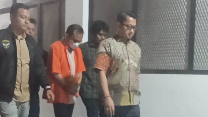 DITAHAN - Jumat (23/10/2026), Polda Sulawesi Utara menahan RL alias Recky, oknum PPK dan eks Sekretaris Kominfo Sulut. RL ditahan setelah diperiksa maraton sejak Jumat pagi.