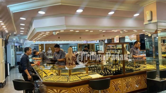 EMAS TURUN-Harga emas di Pasar Raya Kota Padang, Provinsi Sumatera Barat (Sumbar), mengalami penurunan pada perdagangan akhir pekan, Sabtu (24/10/2026). Saat ini harga emas murni dipatok pada angka Rp5.500.000 per satu ameh